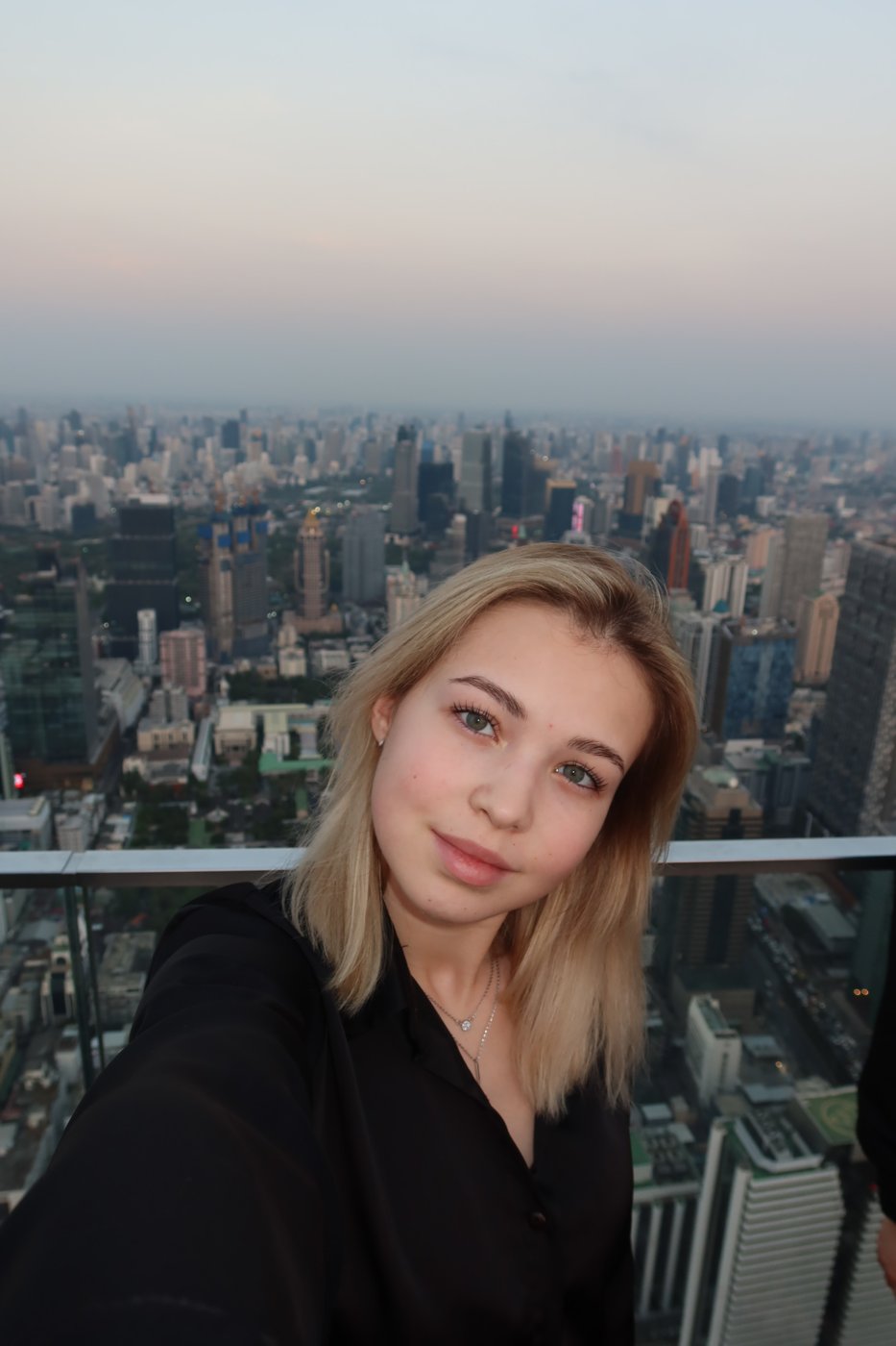 Автор travelAURA на фоне города